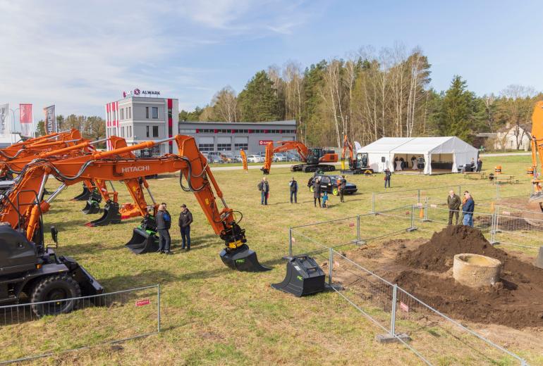 FOTOREPORTĀŽA: Hitachi tehnikas dienas Mārupē