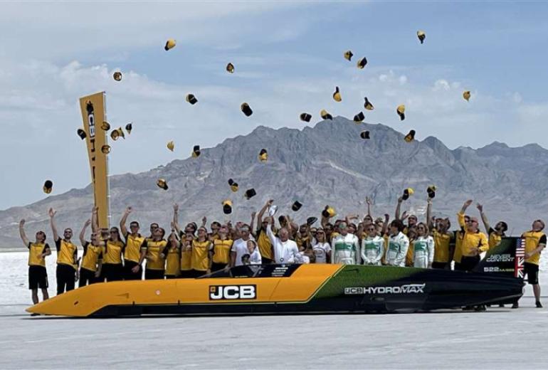 JCB Hydromax uzstāda pasaules ātruma rekordu 640 km/h