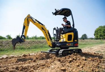 Prezentēts pirmais New Holland elektriskais mini ekskavators