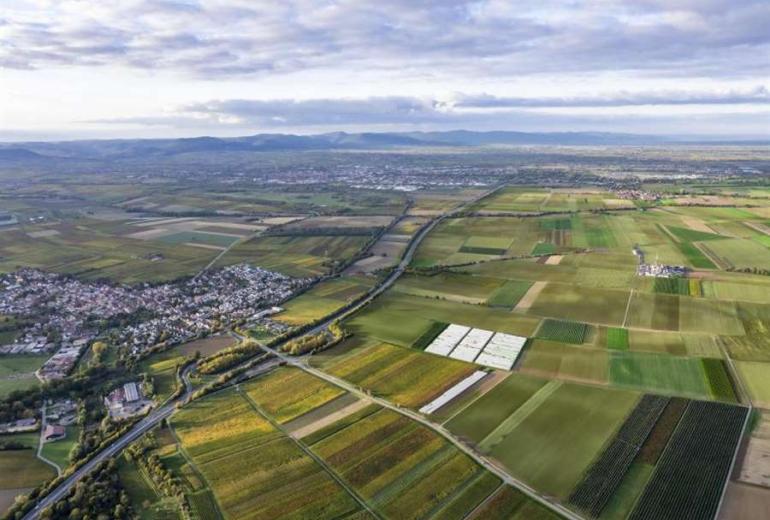 Uzņēmums Hochtief būvēs litija rūpnīcu Vācijā