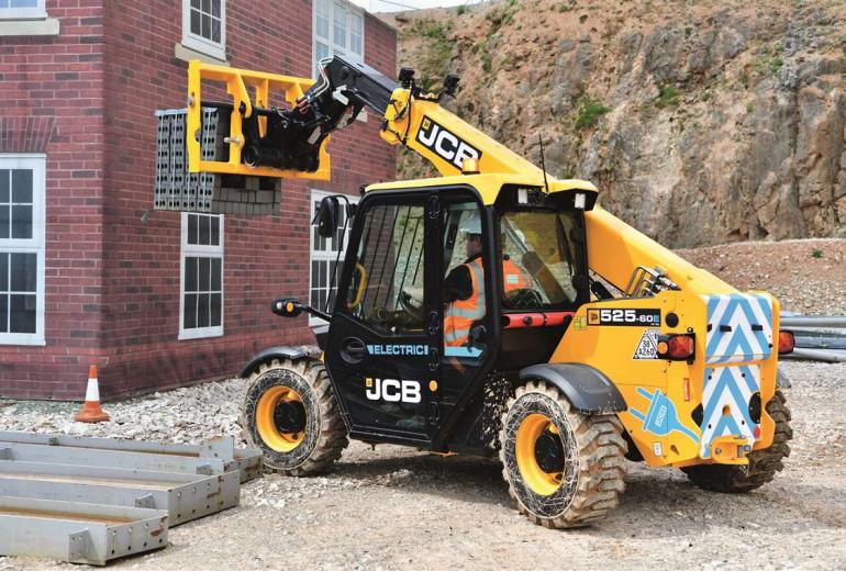 Testa brauciens: JCB 525-60E teleskopiskais iekrāvējs