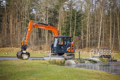 Hitachi papildina Zaxis-7 klāstu ar kompaktajiem ekskavatoriem