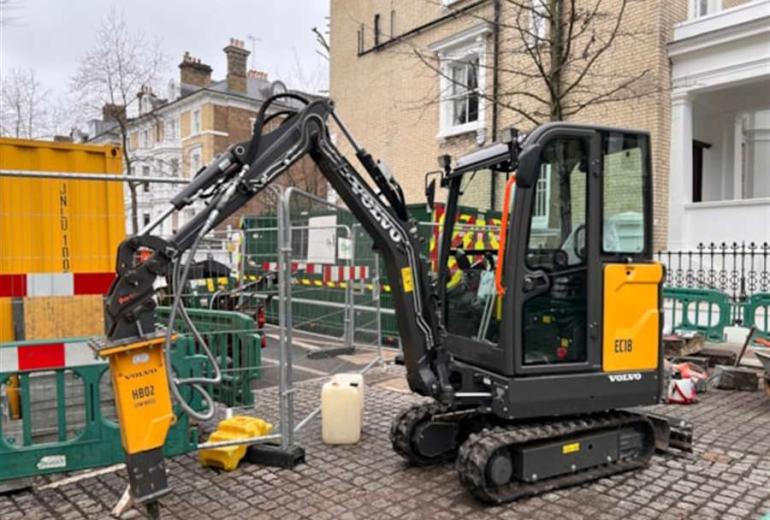 Londonā izmēģina mobilo uzlādi elektriskajām būvniecības mašīnām