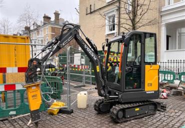 Londonā izmēģina mobilo uzlādi elektriskajām būvniecības mašīnām