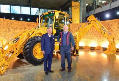 Miljons JCB universālo ekskavatoru