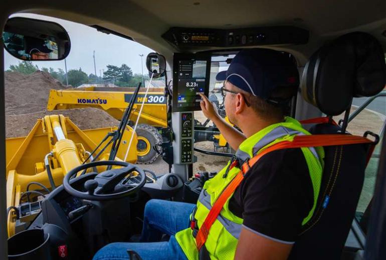 Komatsu jaunais SubMonitor