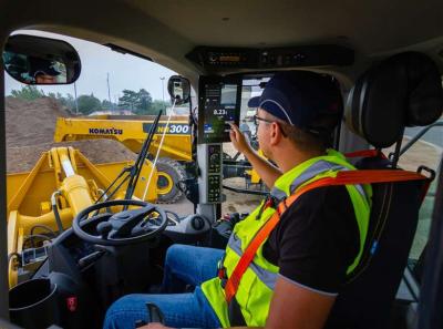 Komatsu jaunais SubMonitor