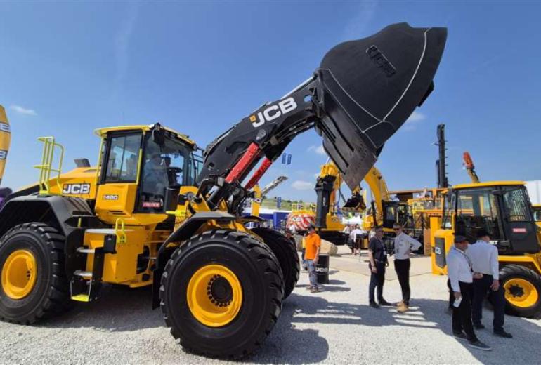 JCB prezentē jaunu frontālo iekrāvēju
