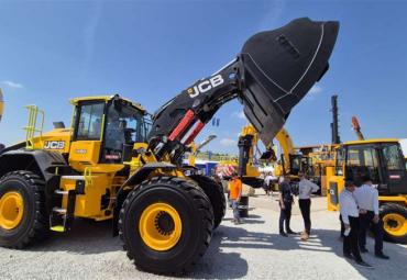 JCB prezentē jaunu frontālo iekrāvēju