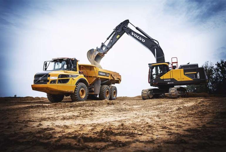 Volvo CE hibrīda ekskavators darbībā