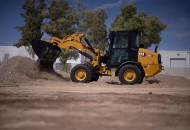 Caterpillar izlaiž trīs jaunus iekrāvējus