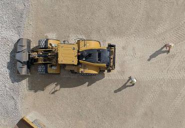 Caterpillar pievieno sadursmes brīdinājuma un kravnesības opcijas vidēja izmēra riteņiekrāvējiem