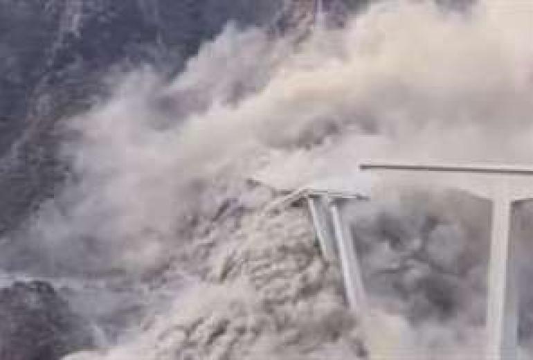 Video: Ķīnā daļēji sabrūk nesen atklāts tilts