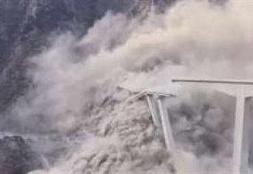 Video: Ķīnā daļēji sabrūk nesen atklāts tilts